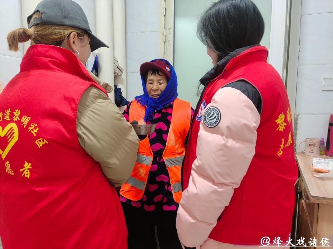 守护万家灯火!社区为280户孤老送年夜饭,为重点人群更换拖线板 守护万家灯火!社区为280户孤老送年夜饭,为重点人群更换拖线板