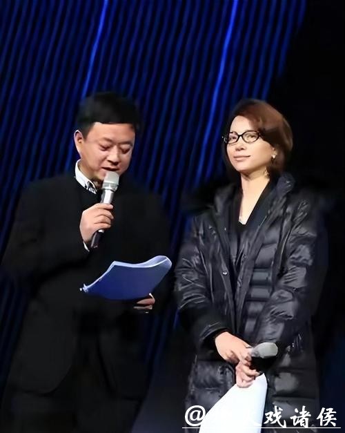 黄金终会闪耀?曾在央视“淡出”的董卿,重归家庭陪伴丈夫 黄金终会闪耀?曾在央视“淡出”的董卿,重归家庭陪伴丈夫